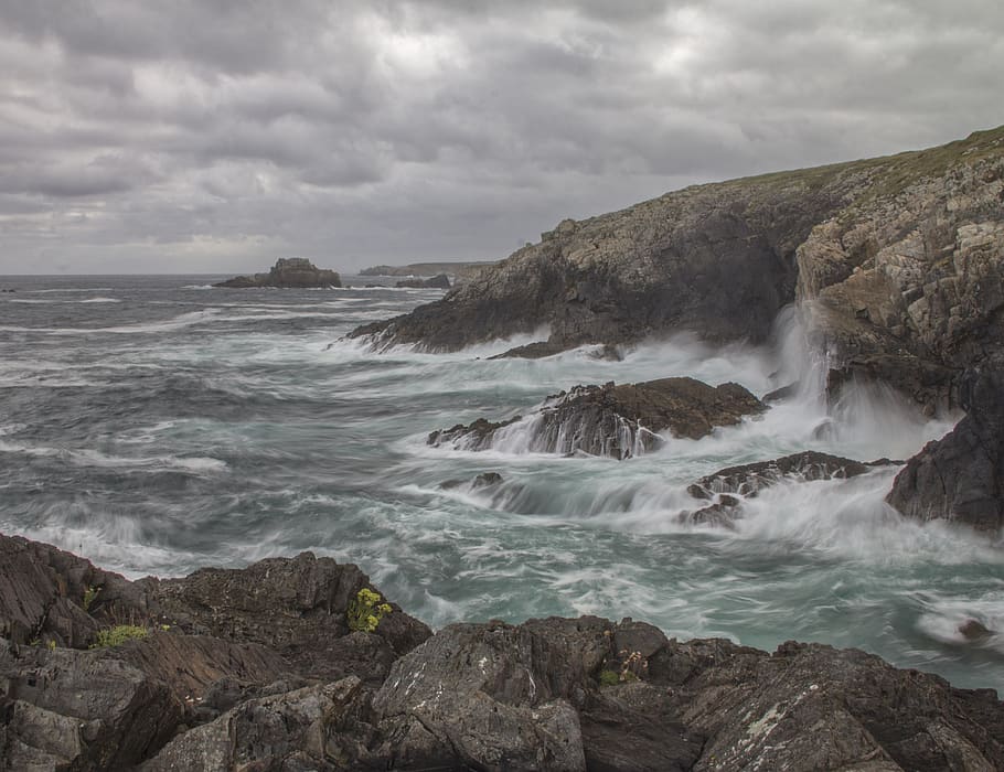 Spanien, punta furada, Himmel, Wasser, wolke - himmel, Schönheit in der Natur, Rock, Szenen - Natur, Rock - Objekt, solide, Meer, Bewegung, Natur, Land, keine Leute, Umgebung, bedeckt, Nicht-städtische Szene, Felsformation, Wassersport, draußen, Kraft in der Natur, fließendes Wasser, 4K