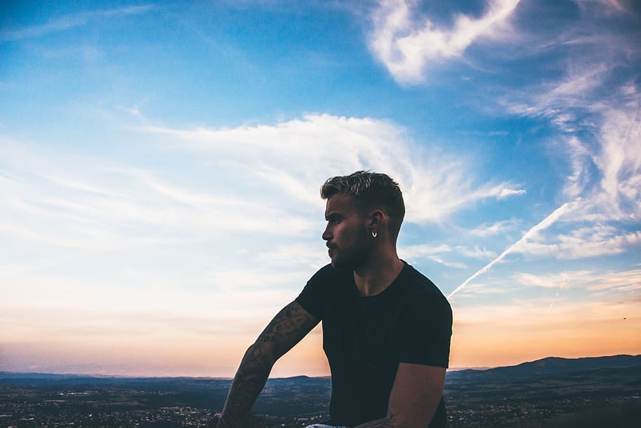uomo, seduta, blu, cieli, nuvole, luce del giorno, earing, espressione facciale, paesaggio, persona, posa, tatuaggi, cielo, nuvola - cielo, una persona, persone reali, attività di svago, stili di vita, natura, in piedi, bellezza nella natura, uomini, giovani uomini, mare, terra, giovane adulto, abbigliamento casual, acqua, scenics - natura, dalla vita in su, all'aperto, adolescente, 5K