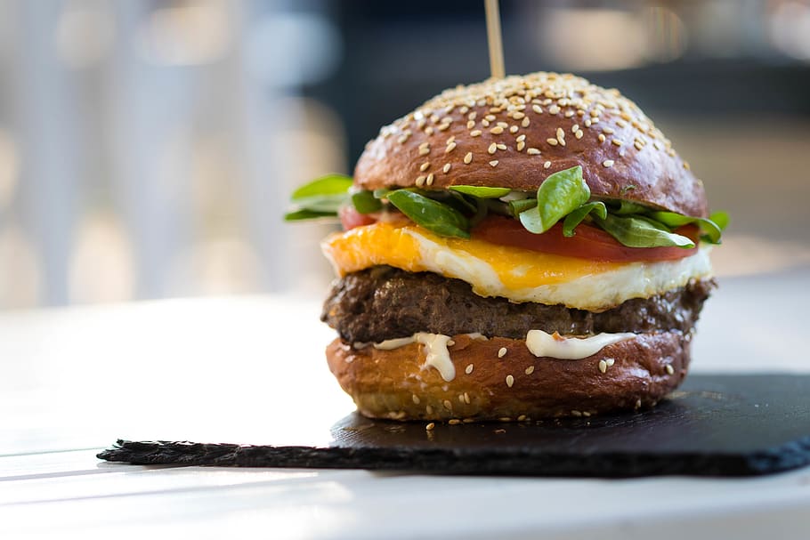 Hamburger, jajko, warzywo, wołowina, chleb, kok, burger, ser, zbliżenie, pyszne, obiad, fast food, jedzenie, sałata, posiłek, mięso, płyta, kanapka, ziarenka sezamu, przekąska, pomidor, niezdrowe jedzenie, Gotowy do jedzenia, jedzenie i picie, świeżość, wewnątrz, jedzenie na wynos, wyrozumiałość, selektywne skupienie, żadnych ludzi, cheeseburger, pokusa, 5K