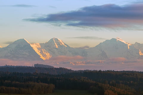 bjerge, skinner, Eiger, munk, jomfru, landskab, himmel, skyer, naturskøn, humør, lys, bjergkæde, bernese alper, alpine, fremsyn, scenics - natur, bjerg, skønhed i naturen, rolig scene, sky - himmel, ro, miljø, ikke-urbane scene, træ, plante, ingen mennesker, idyllisk, natur, solnedgang, udendørs, jord, bjergtop, 4K, CC0, offentligt domæne, royaltyfrie