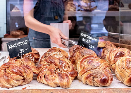 pa cuit, persona, humà, menjar, suècia, Estocolm, fleca, croissant, bun, pa, botiga, postres, pastisseria, pastes, esmorzar, productes al forn, canyella, cardamom, reflexió, taronja, menjar i beguda, frescor, venda al detall, al forn, text, una persona, menjar francès, a la venda, negocis, centrar-se en primer pla, visualització al detall, indulgència, menjar dolç, a l'interior, comunicació, elecció, element de pastisseria al forn, vitrina, 4K, CC0, domini públic, lliure de regalies