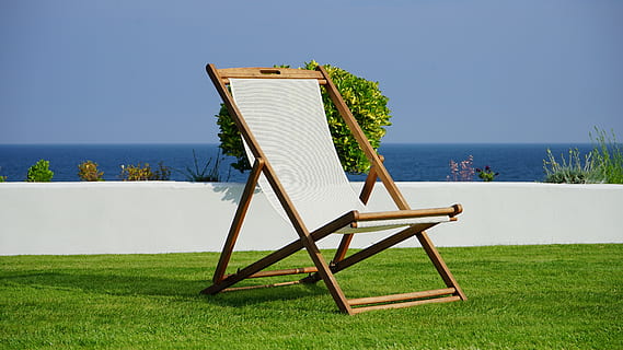 todavía, artículos, cosas, plegable, silla, césped, cuidado, hierba, pared, plantas, arbustos, agua, cielo, horizonte, ocio, planta, naturaleza, mar, horizonte sobre el agua, asiento, cielo limpio, tierra, color verde, nadie, tranquilidad, día, belleza en la naturaleza, escena tranquila, luz del sol, al aire libre, 4K, CC0, dominio público, libre de derechos