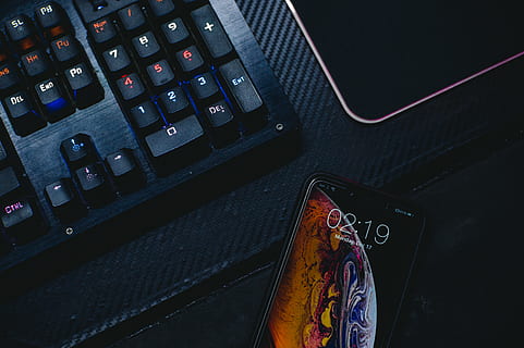 iphone klavye yakınında, elektronik, tuş takımı, ekran, akıllı telefon, teknoloji, kablosuz teknoloji, iletişim, bilgisayar donanımı, bilgisayar, bağ, taşınabilir bilgi cihazı, insansız, Metin, dizüstü, yüksek açılı görünüş, bilgisayar klavyesi, içeriye, natürmort, bilgisayar bölümü, kapatmak, mektup, numara, alfabe, bilgisayar tuşu, 5K, CC0, kamu malı, telif ücretsiz