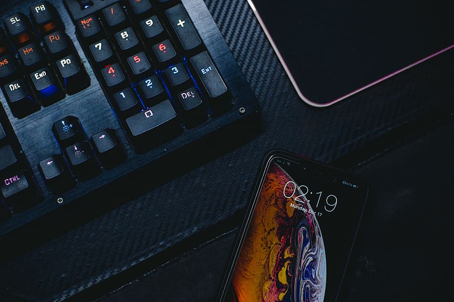 iphone klavye yakınında, elektronik, tuş takımı, ekran, akıllı telefon, teknoloji, kablosuz teknoloji, iletişim, bilgisayar donanımı, bilgisayar, bağ, taşınabilir bilgi cihazı, insansız, Metin, dizüstü, yüksek açılı görünüş, bilgisayar klavyesi, içeriye, natürmort, bilgisayar bölümü, kapatmak, mektup, numara, alfabe, bilgisayar tuşu, 5K