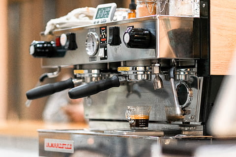 màquina espresso de plata, tassa de cafè, tassa, beure, begudes, espresso, Estats Units d'Amèrica, fabricada amb cervesa + premsada, dallas, cafeteria, restaurant, màquina, mòbil, telèfon mòbil, telèfon, electrònica, càmera, rellotge de polsera, fusta, vidre, aparell, Cafetera, a l'interior, menjar i beguda, maquinària, primer pla, cafetera exprés, cap gent, cafè - beguda, centrar-se en primer pla, cafè, tecnologia, enfocament selectiu, equipament, refresc, 5K, CC0, domini públic, lliure de regalies