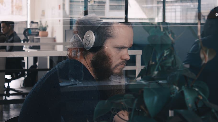 person, human, elektronik, headset, hovedtelefoner, mennesker, fokus, kandua, plads, arbejde, hoved, ansigt, video gaming, beklædning, hjelm, tøj, pc, computer, mand, sidder, hovedskud, portræt, en person, rigtige mennesker, skæg, herrer, ansigtshår, indendørs, leder, dag, voksen, ung voksen, glas - materiale, hanner, midt voksne mænd, overvejelse, gennemsigtig, livsstil, 5K