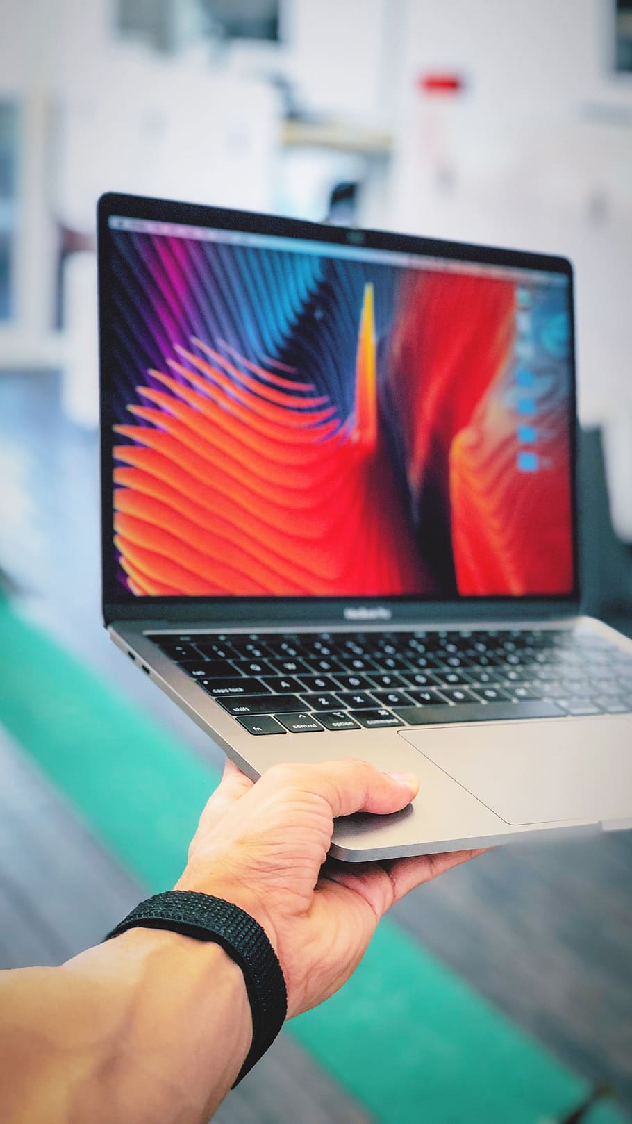 il computer portatile, macbook, sfondo, sviluppatore, web, web design, programmatore, Mela, mano umana, tecnologia, mano, parte del corpo umano, tecnologia wireless, computer, una persona, connessione, comunicazione, concentrarsi sulle conoscenze acquisite, parte del corpo, adulto, detenzione, prospettiva personale, usando il portatile, dito, Internet, stili di vita, tastiera, 4K