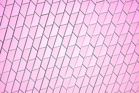 graues Muster, Hintergrund, Muster, Textur, Fliese, gefliest, Rosa, Hintergründe, pinke Farbe, Vollbild, keine Leute, Wiederholung, gestalten, texturiert, Design, Geometrische Figur, in einer Reihe, modern, Gitter, Nahansicht, Sport, Tag, Auftrag, Sicherheit, Natur, draußen, 8K, CC0, gemeinfrei, lizenzfrei
