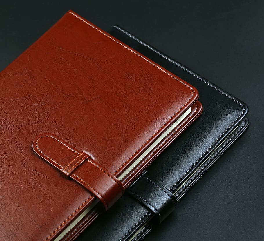 cuir present, nota, quadern, llibre, negocis, paper, oficina, escriptori, escriure, diari, aprenentatge, el treball, educació, pàgina, llapis, Bloc de notes, natura morta, a l'interior, publicació, cartera, primer pla, vista d’angle alt, cuir, cap gent, taula, bossa, vermell, tancat, comunicació, marró, tir de l'estudi, accessori personal, llibre de tapa dura, 4K