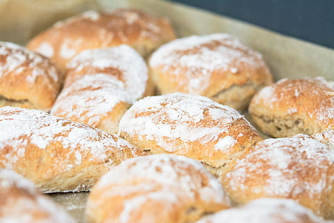 brød, rundstykke, b, mad, rulle, lækker, frisk, bagt, morgenmad, sund og rask, velsmagende, bage, ruller, kulhydrater, bageri, skorpe, sprød, mad og drikke, friskhed, selektiv fokusering, indendørs, ingen mennesker, tæt på, stilleben, fransk mad, brød brød, stor gruppe af objekter, butik, klar til at spise, baguette, bolle, bord, 5K, CC0, offentligt domæne, royaltyfrie