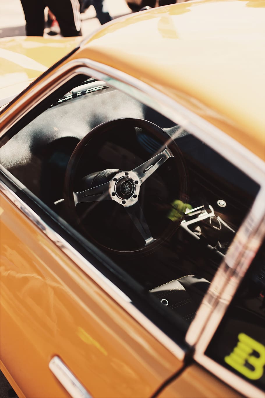 braunes Auto geschlossen, Auto, Transportmittel, Kraftfahrzeug, Transport, Landfahrzeug, keine Leute, Retro-Stil, Nahansicht, Tag, selektiver Fokus, draußen, Oldtimer, Metall, High Angle View, Reflexion, öffnen, schwarze Farbe, Gelb, Chrom, 5K