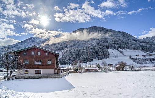 scénique, vue, Montagne, alpin, chalet, des nuages, du froid, forêt, ze, zing, gel, glacial, congelé, la glace, glacé, idyllique, paysage, la nature, en plein air, saison, ciel, neige, il neige, neigeux, Soleil, tranquille, des arbres, Météo, hiver, les bois, température froide, architecture, bâtiment, extérieur du bâtiment, structure construite, paysages - nature, maison, beauté dans la nature, environnement, arbre, couleur blanche, district résidentiel, terre, montagne au sommet enneigé, personne, station de ski, 5K, CC0, domaine public, libre de droits
