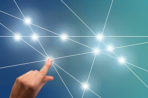 Rete, binario, nullo, uno, dito, toccare, uomo d'affari, sociale, media, contatto, schermo, tecnologia, comunicazione, connessione, elettronica, dati, digitando, ingresso, informazione, parte del corpo umano, mano umana, mano, cielo, una persona, blu, parte del corpo, riflesso lente, natura, cielo sereno, detenzione, luce del sole, sole, Inquadratura dal basso, uomini, raggiante, copia spazio, raggio di sole, sfondo blu, 5K, CC0, dominio pubblico, privo di copyright