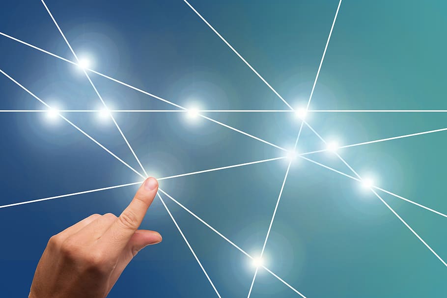 xarxa, binari, nul, un, dit, tocar, home de negocis, social, mitjans de comunicació, contacte, pantalla, tecnologia, comunicació, connexió, electrònica, dades, escriure, entrada, informació, part del cos humà, mà humana, mà, cel, una persona, blau, part del cos, flare de la lent, naturalesa, cel clar, celebració, llum solar, sol, vista d’angle baix, homes, brillant, còpia espai, raig de sol, fons blau, 5K