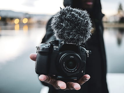 Mann, halten, schwarz, DSLR-Kamera, unscharfer Hintergrund, Kamera, Nahansicht, Digitalkamera, Ausrüstung, Fokus, Hand, Linse, Beleuchtung, modern, Optik, Fotograf, Technologie, Zoomen, Fotografie-Themen, Kamera - Fotoausrüstung, eine Person, Fotografieren, Fokus auf den Vordergrund, Fotoausrüstung, echte Menschen, menschliche Hand, Lebensstile, menschliches Körperteil, Aktivität, Objektiv - optisches Instrument, Besetzung, Freizeitbeschäftigung, draußen, Spiegelreflexkamera, Finger, warme Kleidung, 4K, CC0, gemeinfrei, lizenzfrei