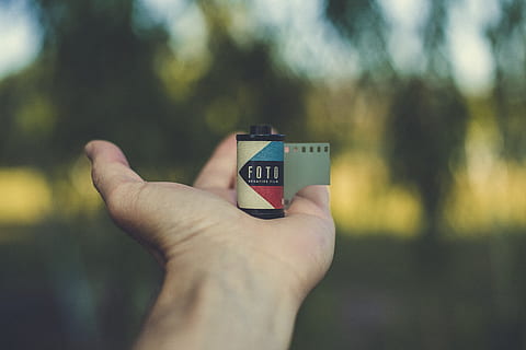 persona que sostiene la película, mano, macro, mano humana, parte del cuerpo humano, una persona, comunicación, participación, texto, centrarse en primer plano, persona irreconocible, gente real, perspectiva personal, día, escritura occidental, parte del cuerpo, dedo, al aire libre, número, dedo humano, de cerca, 5K, CC0, dominio público, libre de derechos