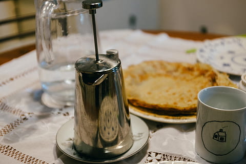 Kaffeetasse, Frühstück, Tabelle, Hintergrund, Blini, Nahansicht, Kaffee, Kochen, Krepp, Crepes, Kultur, köstlich, Dessert, Diät, Essen, Lebensmittel, frisch, gesund, hausgemacht, drinnen, Marmelade, maslenitsa, Mahlzeit, niemand, Pfannkuchen, Teller, Topf, Russisch, Stapel, Zucker, Süss, traditionell, Aussicht, Jahrgang, Wasser, hölzern, Essen und Trinken, keine Leute, Fokus auf den Vordergrund, Container, Krug, Frische, Küchenutensilien, Haushaltsausstattung, Getränk, Stillleben, gesundes Essen, Erfrischung, Löffel, Salzstreuer, Milchprodukt, Geschirr, 4K, CC0, gemeinfrei, lizenzfrei