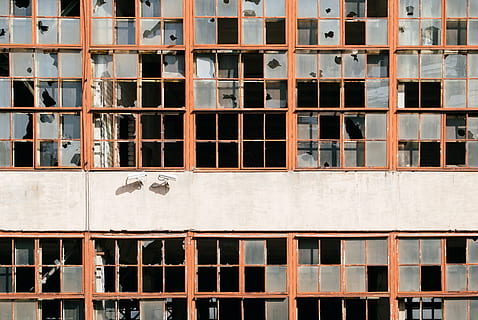 rozbitá okna, opustit, opuštěný, agrese, architektura, lámání, zlomený, budova, podnikání, Fotoaparát, kamerový systém, město, prasklý, zločin, poškození, poškozen, nebezpečí, pustý, prázdný, vnější, továrna, zapomenutý, rám, sklenka, průmyslový, výrobní, starý, zničil, ruiny, rundown, městský, video, zeď, sledování, okno, stavba, exteriér budovy, celý rám, nikdo, pozadí, den, stavební průmysl, venku, staveniště, slunečního světla, průmysl, vzor, rozvoj, mřížka, rezidenční čtvrti, sklo - materiál, tvar, byt, 2K, CC0, veřejná doména, bez autorských práv