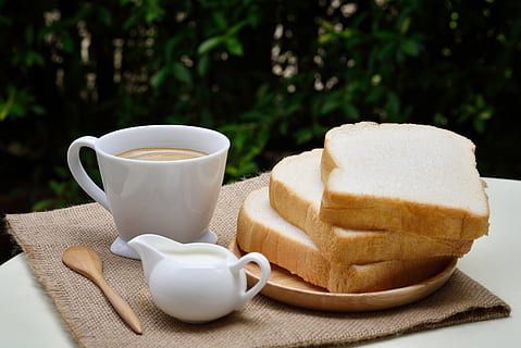 3, skivad, limpor, bredvid, vit, keramisk, kaffekopp, bröd, kaffe, kopp, dryck, mat, råna, mat och dryck, förfriskning, frukost, friskhet, kaffe - dryck, måltid, inget folk, te - varm dryck, varm dryck, te, te kopp, sked, porslin, tekanna, 5K, CC0, offentligt domän, royaltyfria