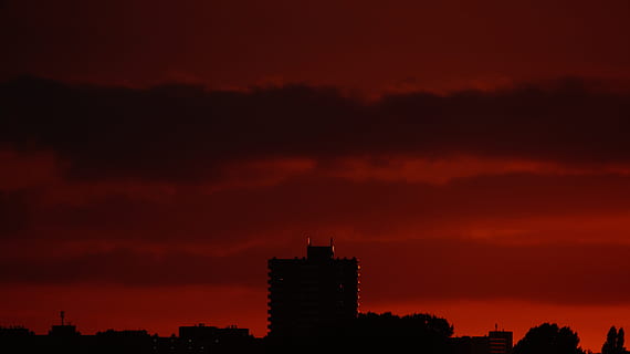 silhouet, bouwconstructies, rood, luchten, donker, hemel, buitenkant van het gebouw, architectuur, ingebouwde structuur, stad, gebouw, zonsondergang, wolk - lucht, stadsgezicht, landschap, stedelijke skyline, natuur, geen mensen, dramatische hemel, stadsleven, reisbestemmingen, schoonheid in de natuur, schemer, kantoorgebouw buitenkant, wolkenkrabber, appartement, romantische hemel, 5K, CC0, publiek domein, royaltyvrij