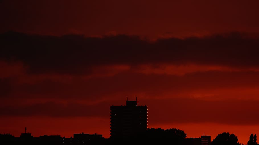 silueta, estructures de construcció, vermell, cels, fosc, cel, exterior de l'edifici, arquitectura, estructura construïda, ciutat, edifici, posta de sol, núvol - cel, paisatge urbà, paisatge, horitzó urbà, naturalesa, cap gent, cel dramàtic, vida de ciutat, destinacions de viatge, bellesa a la natura, vespre, exterior d’edifici d’oficines, gratacels, apartament, cel romàntic, 5K
