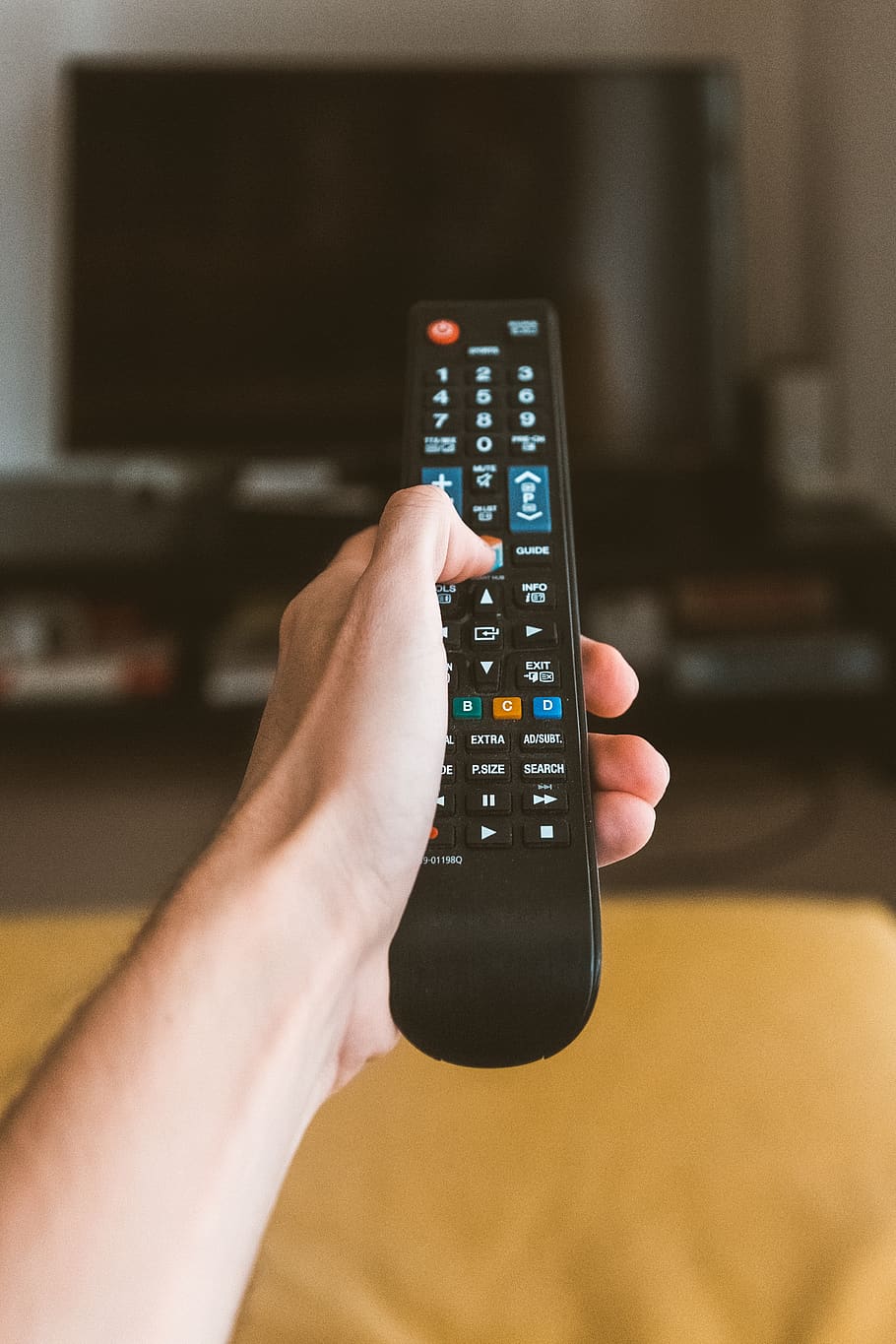 persona, participación, negro, remoto, controlar, mano, uno, portátil, control remoto, tecnología, mano humana, parte del cuerpo humano, una persona, comunicación, tecnología inalámbrica, gente real, adentro, conexión, estilos de vida, actividad de ocio, de cerca, teléfono, teléfono móvil, perspectiva personal, dispositivo de información portátil, pantalla, dedo, 4K