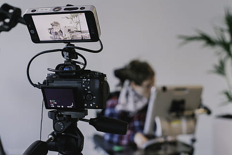 macchina fotografica nera, tecnologia, temi fotografici, telecamera, macchina fotografica - attrezzatura fotografica, concentrarsi sulle conoscenze acquisite, in casa, le riprese, tavolo, due persone, attrezzatura fotografica, comunicazione, attività commerciale, persone, computer, uomini, occupazione, connessione, studio, occupazione professionale, persone reali, videocamera domestica, operatore di camera, Camera digitale, 5K, CC0, dominio pubblico, privo di copyright