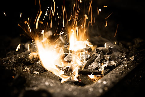 fuoco, maniscalco, avvicinamento, ravizzone, ardente, calore - temperatura, fiamma, fuoco - fenomeno naturale, natura, falò, movimento, nessuno, legna da ardere, ceppo, raggiante, legno - materiale, legna, colore arancione, notte, ambiente, all'aperto, movimento sfocato, fuoco di bivacco, 5K, CC0, dominio pubblico, privo di copyright
