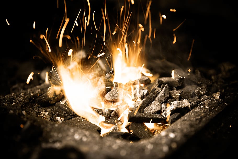 ild, grovsmed, tæt på, cole, brænding, varme - temperatur, flamme, brand - naturligt fænomen, natur, bål, bevægelse, ingen mennesker, Brænde, log, glødende, træ - materiale, træ, orange farve, nat, miljø, udendørs, sløret bevægelse, lejrbål, 5K