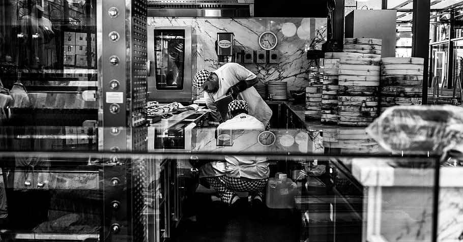dos, cuit, xef, treball, cuina, humà, persona, botiga, gris, roba, màquina, abric, quiosc, taller, a l'interior, pantalla, electrònica, estudi, prestatge, monitor, ascensor, treballador, persones reals, venda al detall, homes, negoci petit, ocupació, menjar i beguda, menjar, negocis, reflexió, a la venda, adult, compres, venda, de peu, visualització al detall, comprar, 4K