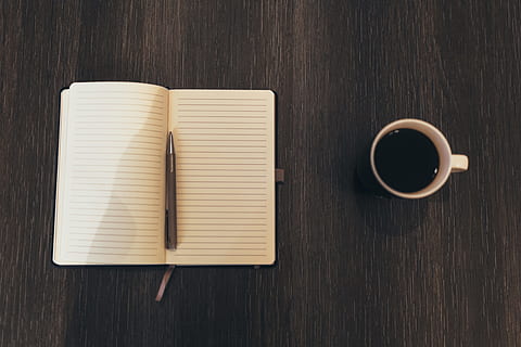 kaffe, tid, dagbog, pause, drikke, hed, varm, mad og drikke, kop, krus, direkte over, kaffe - drikke, kaffekop, træ - materiale, bord, forfriskning, indendørs, ingen mennesker, kopiere plads, friskhed, studio skud, høj vinkel visning, Bestil, offentliggørelse, blank, note pad, porcelæn, trækorn, 5K, CC0, offentligt domæne, royaltyfrie