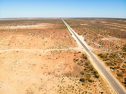 camí gris buit, naturalesa, a l'aire lliure, sòl, aeroport, camp d’avió, paisatge, desert, terra, carretera, transport, canonada, vehicle, avió, aterratge, avions, panoràmica, esfera, camp, medi ambient, cel, escenics - natura, dia, bellesa a la natura, cap gent, escena tranquil·la, escena no urbana, direcció, tranquil·litat, cel clar, el camí a seguir, pista, clima àrid, clima, 4K, CC0, domini públic, lliure de regalies