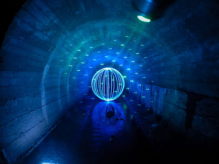 blaue Lichtkugel, die Architektur, Tunnel, beleuchtet, Licht - natürliches Phänomen, Kreis, Nacht-, Blau, keine Leute, glühend, Lichtmalerei, gebaute Struktur, Bewegung, Geometrische Figur, gestalten, Richtung, Langzeitbelichtung, Lichtanlage, Muster, der Weg nach vorn, dunkel, abstrakt, Drahtwolle, Neon-, Licht, Licht am Ende des Tunnels, 4K, CC0, gemeinfrei, lizenzfrei