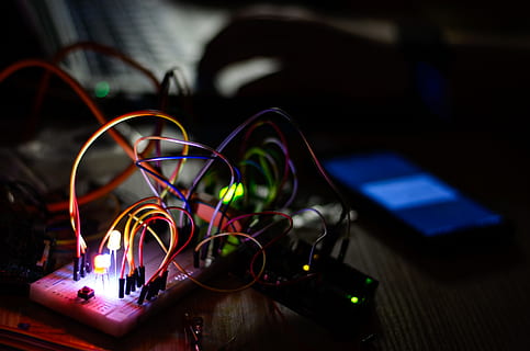 câblage de la planche à pain, LED, Obninsk, Russie, lumière, câble, éclairage, circuit imprimé, la programmation, La technologie, foncé, commutateur, technologie, développement, matériel informatique, électronique, Matériel, fils, leds, lumières, travail, lien, à l'intérieur, personne, table, électricité, illuminé, fermer, multi couleur, la communication, se concentrer sur le premier plan, nuit, production de carburant et d'électricité, source de courant, ordinateur, Technologie sans fil, écouteurs, culture artistique et divertissement, embrasé, vie nocturne, équipement électrique, 4K, CC0, domaine public, libre de droits