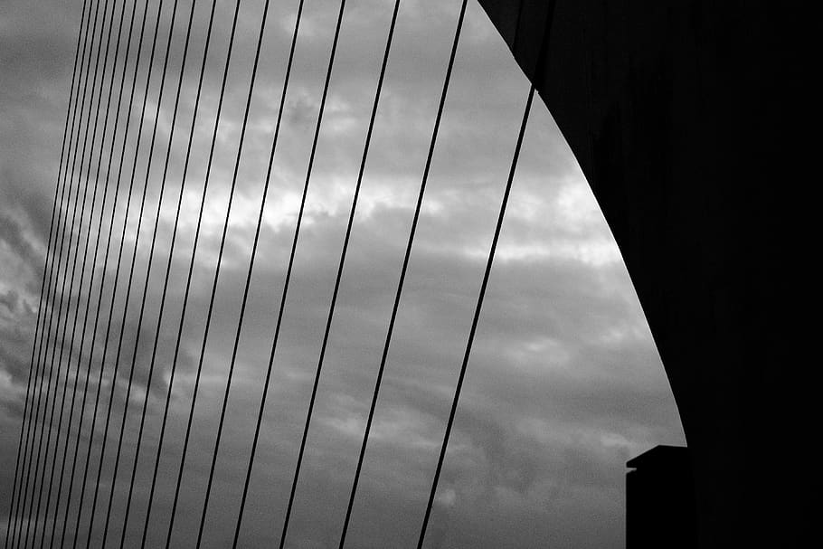 bro, skyer, himmel, arkitektur, humørsyg, linjer, spejl, glas, foran, sort, tæt på, konstruktion, span, bandw, gråtoner, struktur, gentagelse, afspejling, hvid, monokrom, bygget struktur, sky - himmel, natur, ingen mennesker, lav vinkel visning, bygning udvendig, dag, metal, bro - menneskeskabt struktur, udendørs, musik, snor, by, bygning, silhuet, mønster, skyskraber, direkte under, 4K
