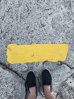 start, galben, secțiune joasă, partea corpului uman, parte a corpului, o persoana, piciorul uman, permanent, perspectivă personală, vedere în unghi mare, zi, oameni adevărați, pantof, stiluri de viață, persoană nerecunoscută, direct deasupra, semn, în aer liber, drum, Activitatea de agrement, beton, 4K, CC0, domeniu public, fără drepturi de autor