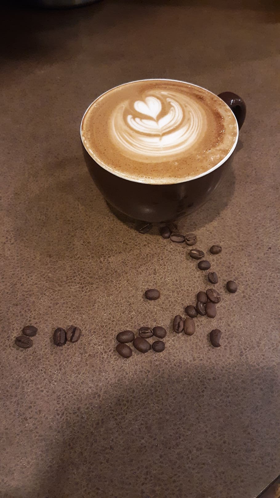 latte, káva, latte art, nápoj, umění, hnědý, bílý, vytvořit, napít se, Napíj se, kavárna, barista, kávový šálek, pohár, ráno, vzbudit, Kávová zrna, pečené fazole, tulipán, nalévat, káva - nápoj, pěnivý nápoj, občerstvení, jídlo a pití, džbánek, pěna umění, cappuccino, stálý život, horký nápoj, tvořivost, stůl, svěžest, nikdo, uvnitř, nádobí, nealkoholický nápoj, kofein, 4K