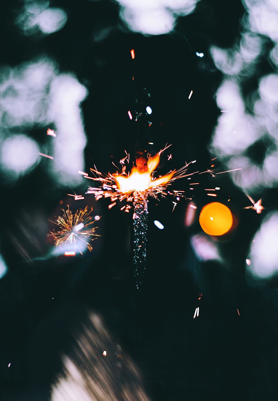 brillantor encès, #light, #spark, #cracker, #fire, celebració, brillant, il·luminat, nit, esdeveniment, focs artificials, cultura i entreteniment artístic, moviment, cremant, cap gent, a l'aire lliure, primer pla, naturalesa, sparkler, explosió, llum, espurnes, moviment borrós, foc, exhibició de focs artificials, focs artificials - objecte fet per l'home, 4K