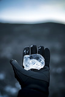 gemstone clar, partea corpului uman, umană, o persoana, mână, parte a corpului, zi, persoană nerecunoscută, a închide, natură, deținere, perspectivă personală, să se concentreze asupra primelor elemente, mănușă, Activitatea de agrement, cer, în aer liber, peisaj, degetul uman, deget, piciorul uman, 4K, CC0, domeniu public, fără drepturi de autor