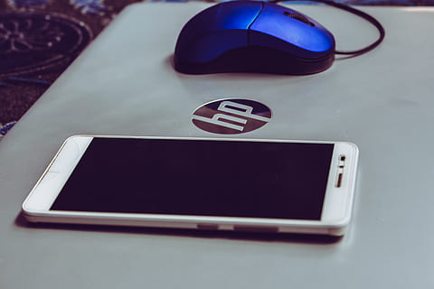 smartphone, superior, gris, hp laptop, mòbil, dispositiu, electrònica, portàtil, tecnologia, sense fils, connexió, comunicació, tecnologia sense fils, natura morta, a l'interior, cap gent, telèfon intel·ligent, pantalla, primer pla, dispositiu d’informació portàtil, Internet, pantalla del dispositiu, pantalla tàctil, vista d’angle alt, taula, xarxa d’ordinadors, blau, ordinador, telèfon mòbil, polsador, 5K, CC0, domini públic, lliure de regalies