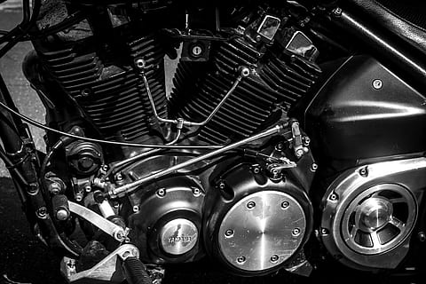 motor, poder, motocicleta, veículo terrestre, tecnologia, metal, transporte, modo de transporte, carro, máquinas, veículo motorizado, fechar-se, parte do veiculo, peça da máquina, ninguém, visão de alto ângulo, dentro de casa, quadro completo, estacionário, origens, complexidade, 4K, CC0, domínio público, royalty free