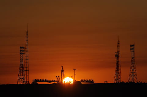 konstruktion, arbejde, solnedgang, sæt, natur, Eva, aften, tårn, industri, himmel, arkitektur, byggebranchen, silhuet, maskineri, kran - entreprenørmaskiner, bygget struktur, udvikling, teknologi, byggeplads, ingen mennesker, skumring, sol, orange farve, brændstof og elproduktion, udendørs, stål, byggemateriale, legering, 4K, CC0, offentligt domæne, royaltyfrie