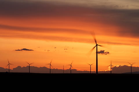 viitor, casa inteligentă, date, apus de soare, noapte, conservarea mediului, energie regenerabila, combustibil și generarea de energie electrică, Energie alternativa, mediu inconjurator, cer, turbină, turbină eoliană, Putere eoliana, siluetă, nor - cer, culoare portocalie, tehnologie, teren, natură, camp, frumusețe în natură, nici o persoana, peisaj, resurse durabile, în aer liber, alimentare electrică, electricitate, 2K, CC0, domeniu public, fără drepturi de autor