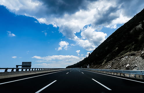 bjerg, highland, Sky, blå, himmel, landskab, natur, dal, vej, gade, rejse, udendørs, udsigt, sky - himmel, transportmidler, retning, vejen frem, symbol, mærkning, skilt, vejmærkning, faldende perspektiv, ingen mennesker, rækværk, dag, forsvindingspunkt, bil, transportform, forbindelse, skillelinje, 5K, CC0, offentligt domæne, royaltyfrie