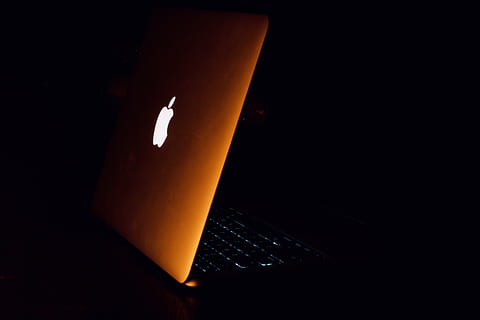 computer, pc, elektronik, bærbar, lampe, computer hardware, hardware, tastatur, computer tastatur, æble, lys, mac, macbook, arbejde, design, mac os, symbol, varemærke, logo, overvåge, teknologi, trådløs teknologi, forbindelse, belyst, meddelelse, computerudstyr, ingen mennesker, indendørs, mørk, internet, glødende, computerskærm, nat, computer netværk, belysningsudstyr, kopiere plads, sort baggrund, global kommunikation, 5K, CC0, offentligt domæne, royaltyfrie