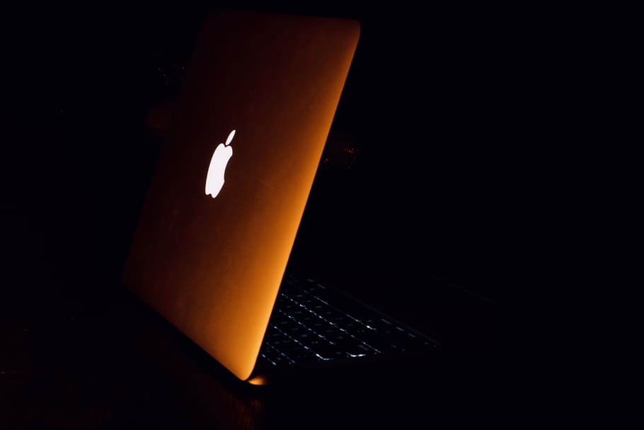 computer, pc, elektronik, bærbar, lampe, computer hardware, hardware, tastatur, computer tastatur, æble, lys, mac, macbook, arbejde, design, mac os, symbol, varemærke, logo, overvåge, teknologi, trådløs teknologi, forbindelse, belyst, meddelelse, computerudstyr, ingen mennesker, indendørs, mørk, internet, glødende, computerskærm, nat, computer netværk, belysningsudstyr, kopiere plads, sort baggrund, global kommunikation, 5K