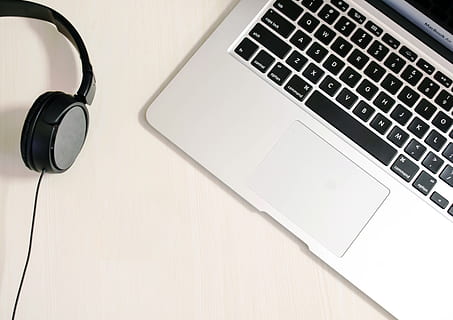 masa, birou, Mac, măr, minim, MacAir, calculator, laptop, lucru, muncă, fotografie, tapet, unsplash, tehnologie, tehnologia fără fir, conexiune, dispozitiv portabil de informații, tastatură, în interior, comunicare, tastatura, nici o persoana, natură moartă, echipamente de calcul, vedere în unghi mare, a închide, culoare neagră, culoare alba, Căști, cheia computerului, 5K, CC0, domeniu public, fără drepturi de autor