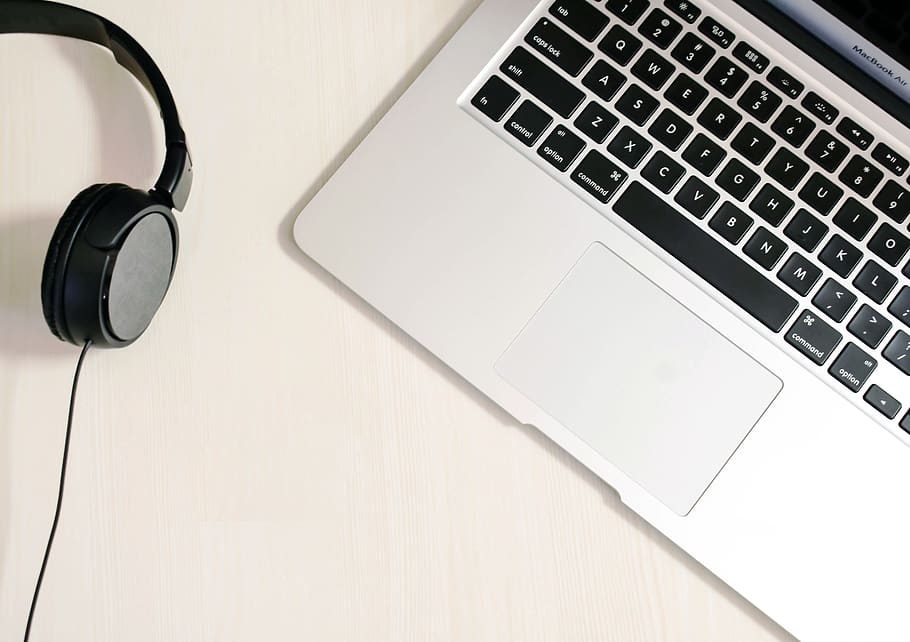 Tabelle, Schreibtisch, Büro, Mac, Apfel, Headset, minimal, macair, Computer, Laptop, Arbeiten, Arbeit, Fotografie, Tapete, Aufspritzen, Technologie, kabellose Technologie, Verbindung, tragbares Informationsgerät, Tastatur, drinnen, Kommunikation, Computer Tastatur, keine Leute, Stillleben, Computerausrüstung, High Angle View, Nahansicht, schwarze Farbe, weiße Farbe, Kopfhörer, Computerschlüssel, 5K