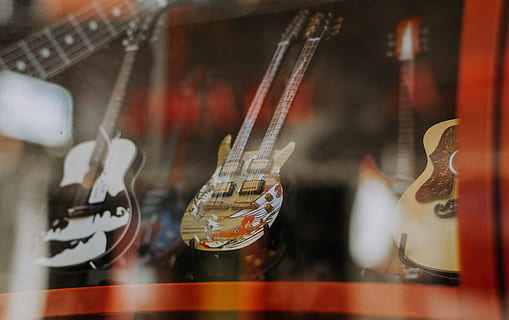 geassorteerde miniaturen voor gitaren, elektrische gitaar, gitaar, vrijetijdsactiviteiten, muziek-, muziekinstrument, Zweden, Stockholm, laboratorium, snaar instrument, kunst cultuur en entertainment, muziekuitrusting, binnenshuis, viool, selectieve aandacht, detailopname, geen mensen, muziekinstrument string, kleinhandel, hout - materiaal, draad, prestatie, reflectie, keuze, glas - materiaal, consumentisme, 4K, CC0, publiek domein, royaltyvrij