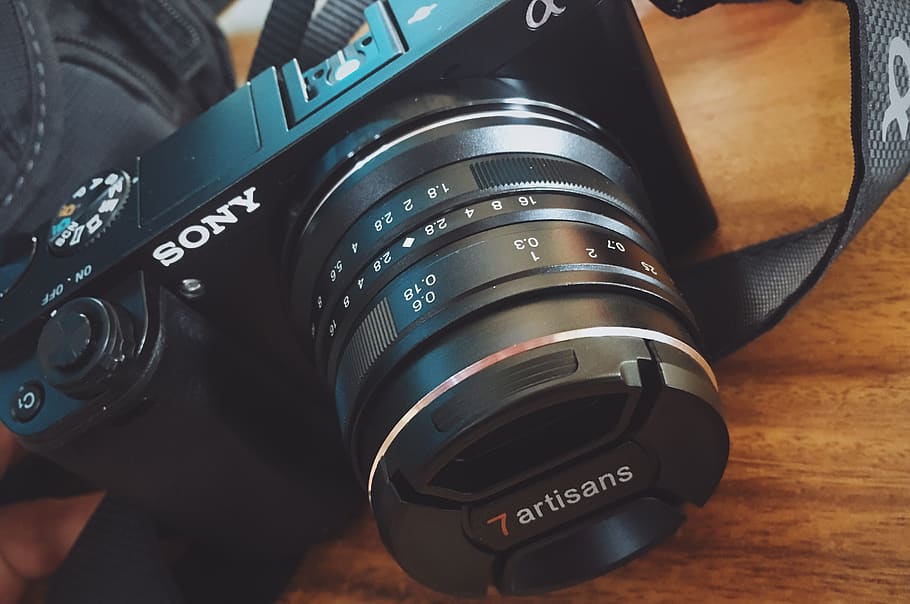 sony a6000, equip fotogràfic, temes de fotografia, càmera - equip fotogràfic, primer pla, a l'interior, taula, tecnologia, càmera, lent - instrument òptic, càmera digital, natura morta, vista d’angle alt, cap gent, color negre, modern, activitat, càmera slr, càmera reflex digital d’una sola lent, text, material de fusta, 2K